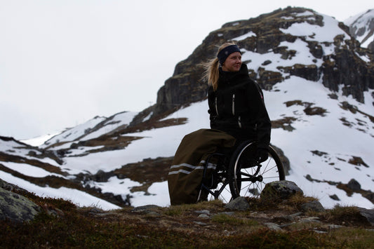 Lina Åhnberg använder dra-på täcken till rullstol från Cab-on