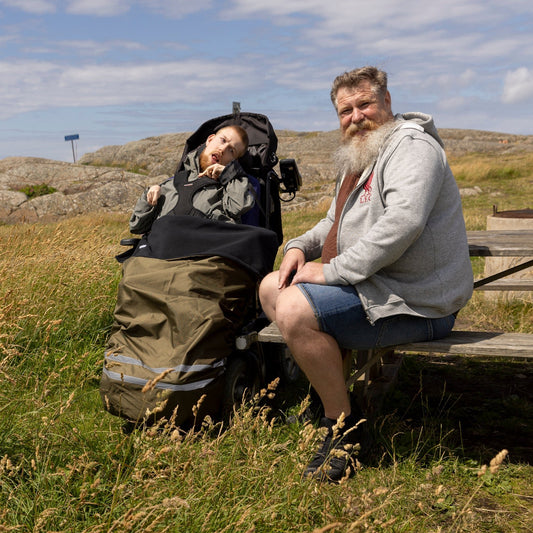 Handgjort Dra-på-täcke för rullstolar: Life - Strong Black/Khaki